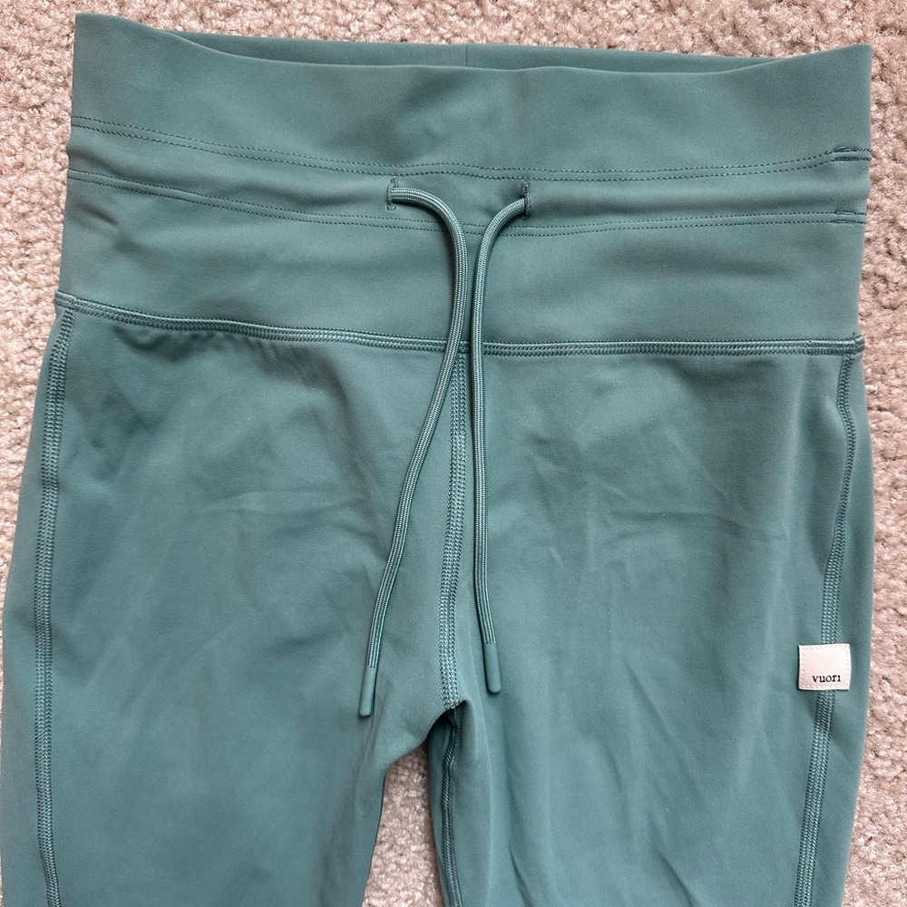 Vuori daily form leggings teal colored